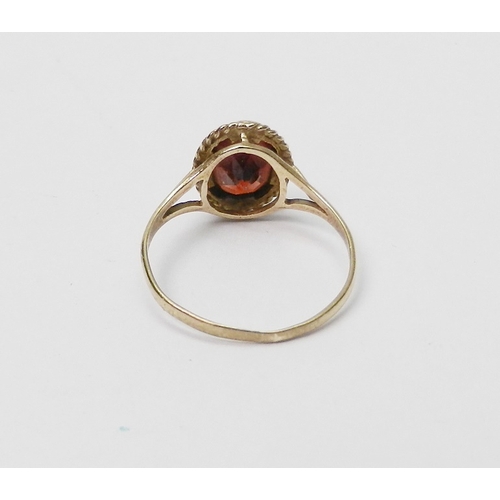 77 - A 9ct gold and garnet ring.  1.2g gross / stone 8.5 x 6mm oval.