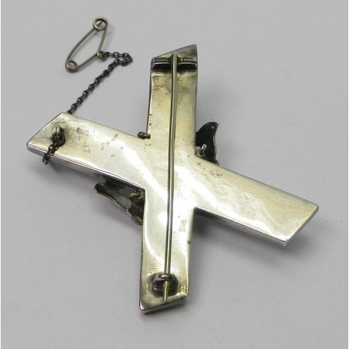 47 - A Scottish brooch, comprising a St Andrews cross with applied crown motif, white metal and agate.  5... 