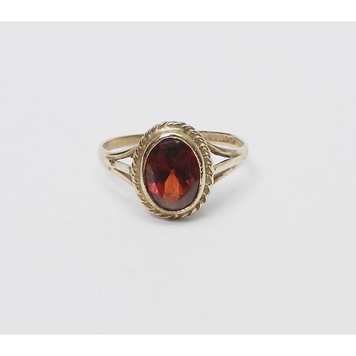 77 - A 9ct gold and garnet ring.  1.2g gross / stone 8.5 x 6mm oval.