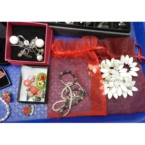 56 - A qty of cufflinks incl white metal examples; costume jewellery etc incl a silver gilt necklace, a w... 