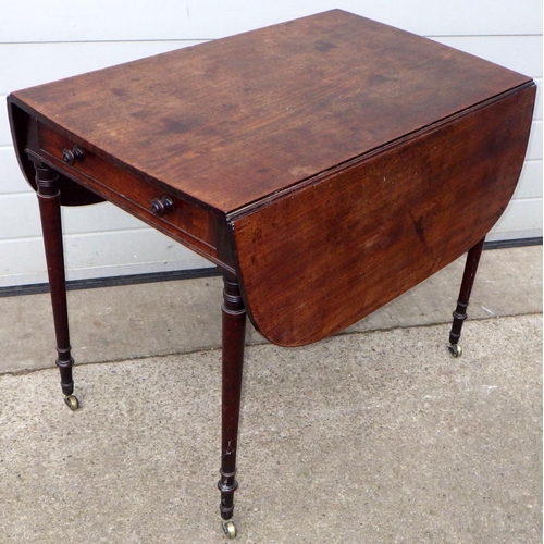 577 - A Regency mahogany Pembroke table on turned legs, chip in rule joint