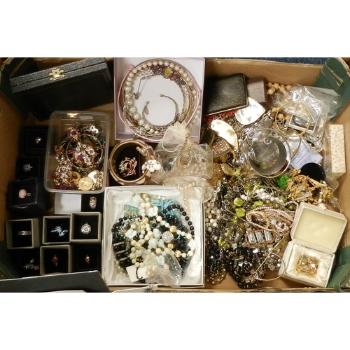 52 - A qty of costume jewellery etc (2)