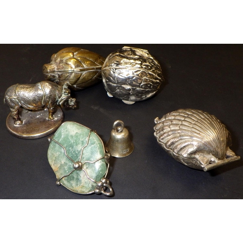 582 - An 800 stamped shell shaped silver pill box together with further collectables (6)