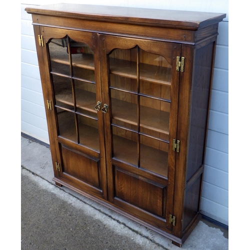 569 - A traditional style oak low bookcase, 112cm wide