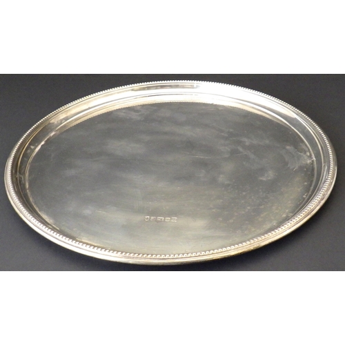 A circular silver waiter with reeded edge, Sheffield 1977.  307mm / 790g.