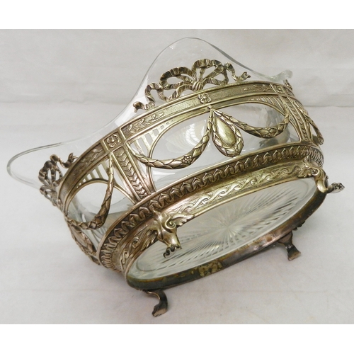 4 - An Edwardian silver swag motif openwork framed centrepiece / jardiniere having a crystal liner, Samu... 