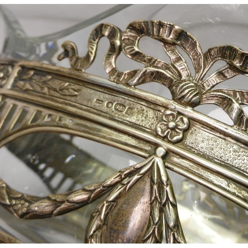4 - An Edwardian silver swag motif openwork framed centrepiece / jardiniere having a crystal liner, Samu... 