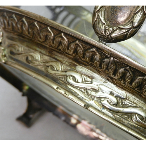 4 - An Edwardian silver swag motif openwork framed centrepiece / jardiniere having a crystal liner, Samu... 