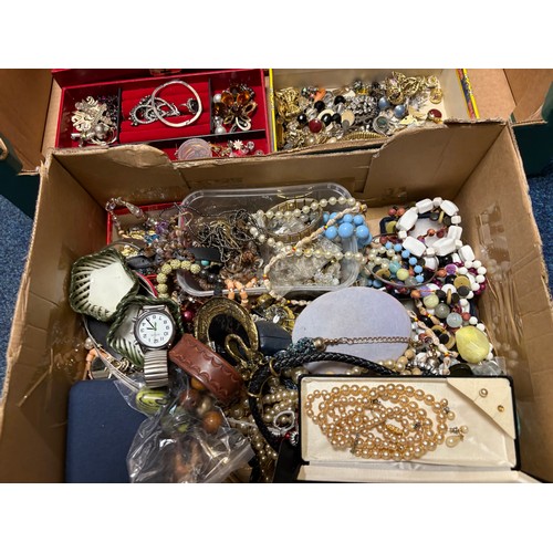 416 - A large qty of costume jewellery (3)