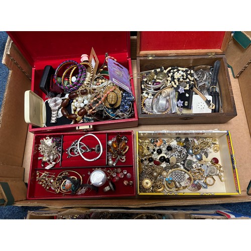 416 - A large qty of costume jewellery (3)