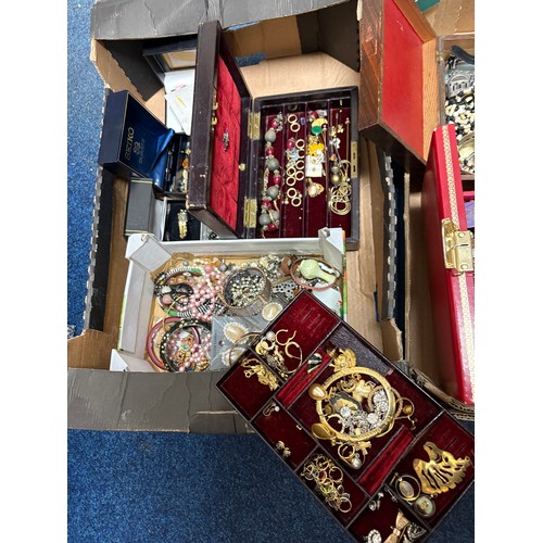 416 - A large qty of costume jewellery (3)