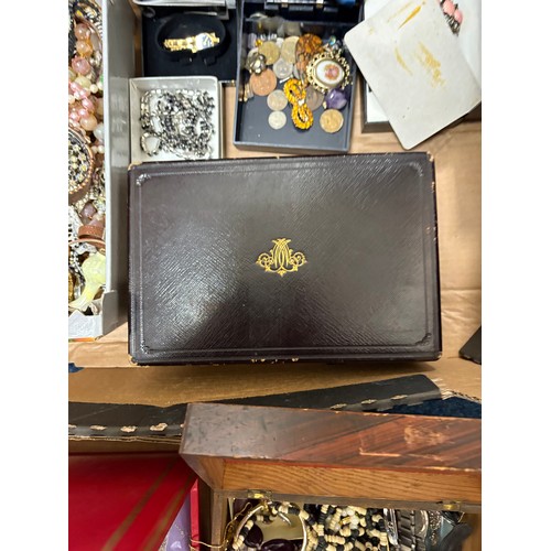 416 - A large qty of costume jewellery (3)