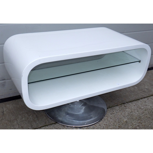 628 - A white t.v stand on a chrome base, 80cm wide