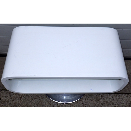 628 - A white t.v stand on a chrome base, 80cm wide