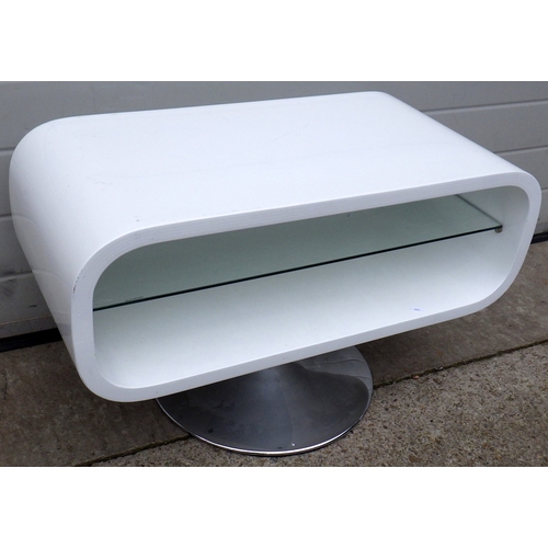 628 - A white t.v stand on a chrome base, 80cm wide