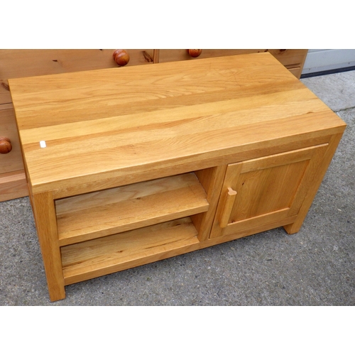 632 - A modern pine chest of drawers, 142cm wide together with a modern light oak t.v stand, marks (2)