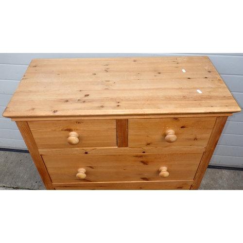 640 - A modern pine chest of drawers, 98cm wide