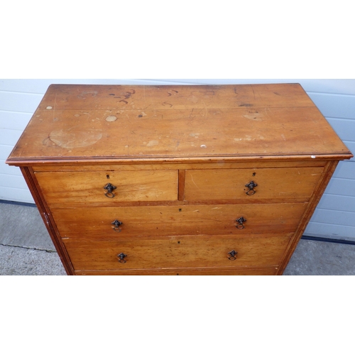 653 - A late Victorian chest of drawers, 110cm wide (a/f)