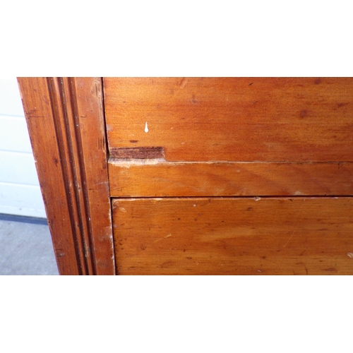 653 - A late Victorian chest of drawers, 110cm wide (a/f)