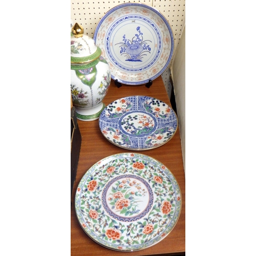 77 - A group of misc Oriental plates, urns and vases (qty)