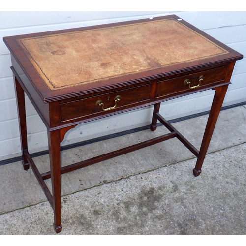 672 - An Edwardian mahogany two drawer writing table with leather inset top, 92cm wide
