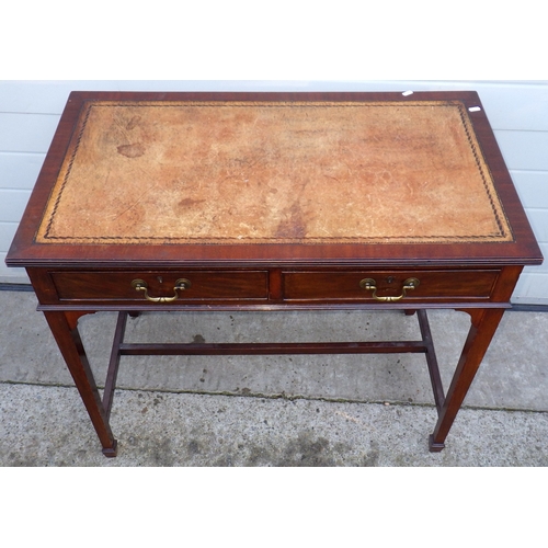 672 - An Edwardian mahogany two drawer writing table with leather inset top, 92cm wide