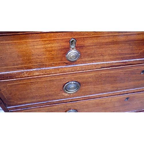 673 - A mahogany chest of drawers, missing one handle, 94cm wide