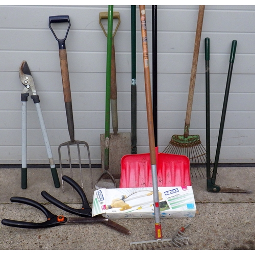 684 - A qty of gardening tools