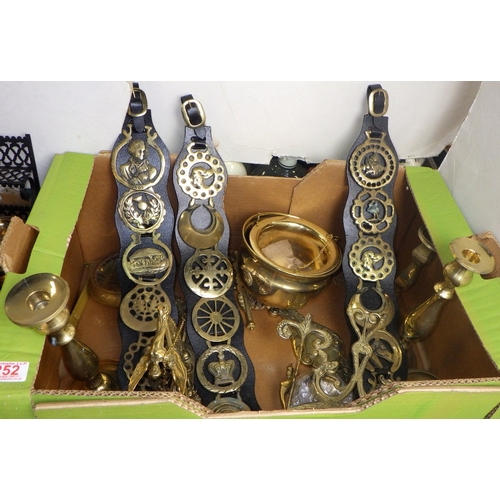 252 - A qty of Indian brass bowls etc (2)