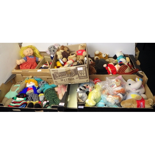 302 - A qty of misc dolls, soft toys etc (5)