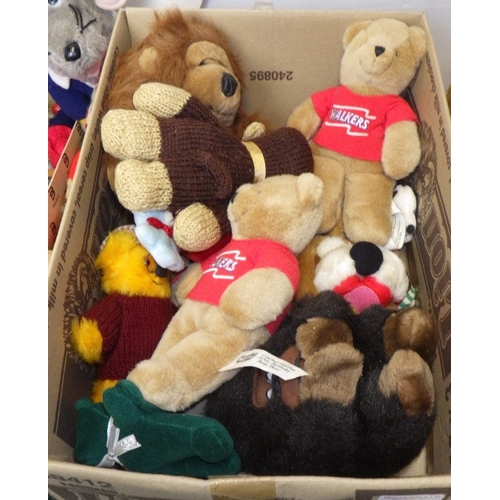 302 - A qty of misc dolls, soft toys etc (5)