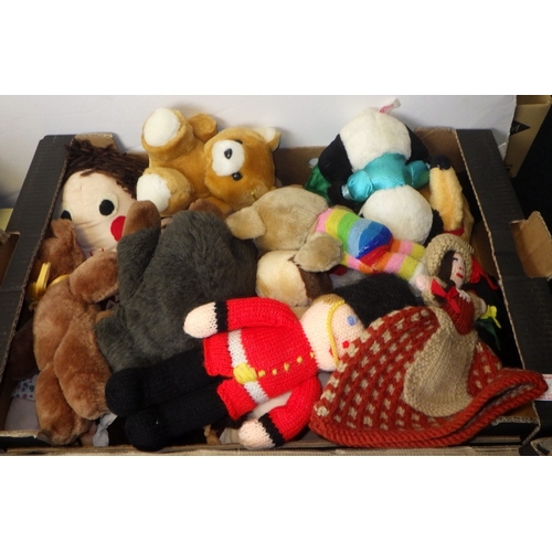 302 - A qty of misc dolls, soft toys etc (5)