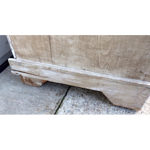 722 - A painted chest of two over two drawers, 100cm wide