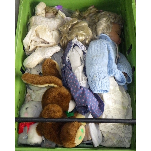 393 - A qty of misc dolls (2)