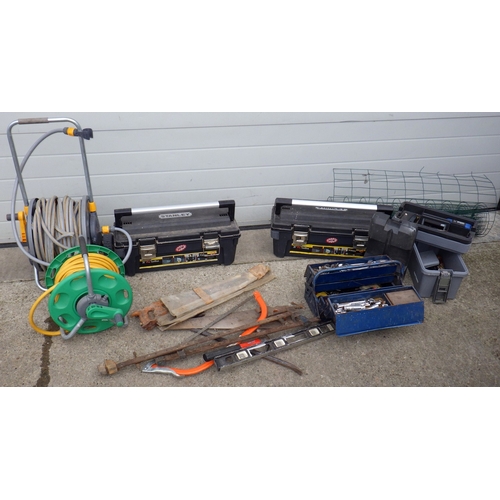 762 - A qty of tools, hosepipes, Stanley toolboxes, mesh, saws etc