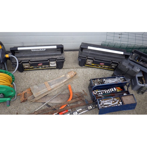 762 - A qty of tools, hosepipes, Stanley toolboxes, mesh, saws etc