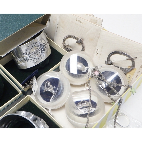 234 - Five Scottish silver plaid brooches, modern unused; three boxed ScarLeo Isle of Man bangles; white m... 