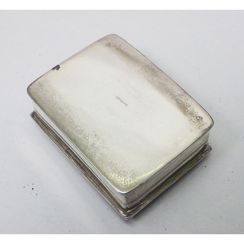 10 - A silver and enamel trinket box, the hinged lid depicting a huntsman, London 2009.  36 x 27mm