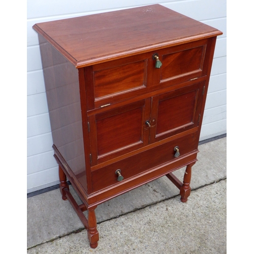 620 - An Edwardian mahogany side cabinet, handles a/f