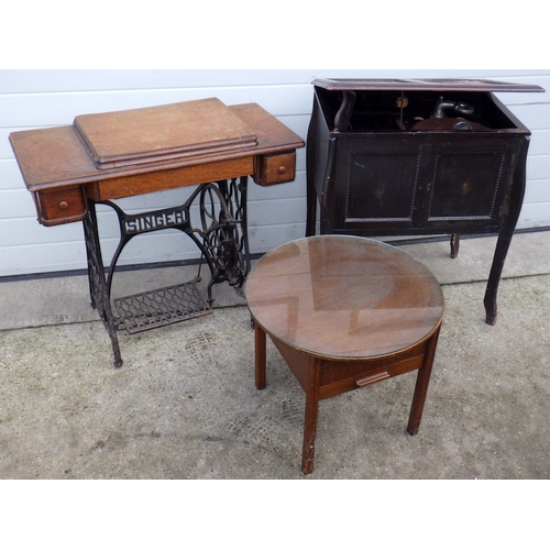 621 - A Singer treadle sewing machine together with a sewing table and a gramophone (a/f) (3)