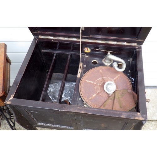 621 - A Singer treadle sewing machine together with a sewing table and a gramophone (a/f) (3)