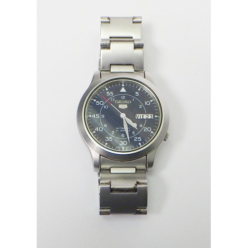 57 - A Seiko 5 automatic 7S26 - 02J0 bracelet watch having a military / field style dial in blue.  37mm a... 
