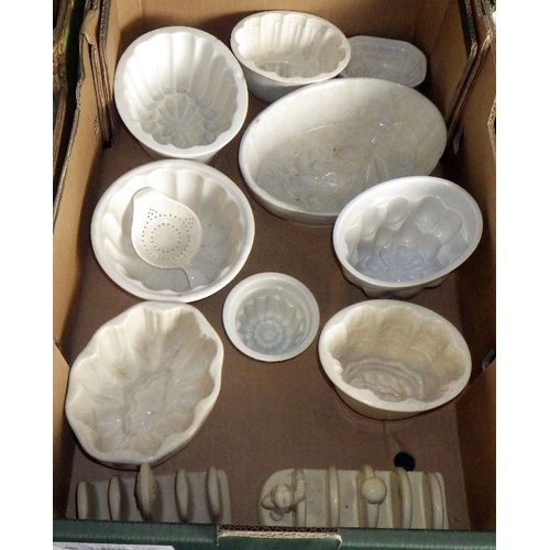 254 - A qty of misc ceramics, to inc jelly moulds, AF (4)