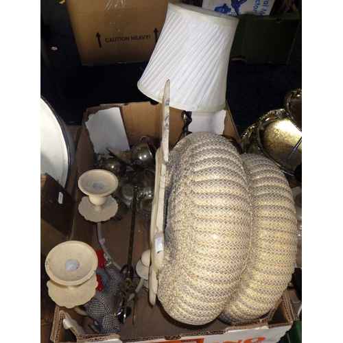 272 - A qty of misc household items and collectables (4)