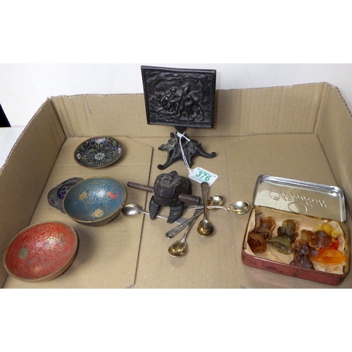 376 - A group of misc collectables to inc cloisonné, carved frog, cast miniature tripod table etc