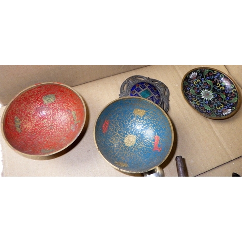 376 - A group of misc collectables to inc cloisonné, carved frog, cast miniature tripod table etc