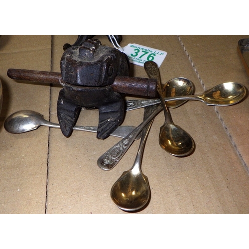 376 - A group of misc collectables to inc cloisonné, carved frog, cast miniature tripod table etc