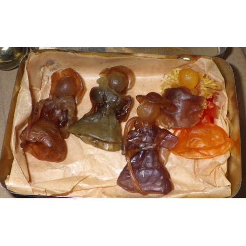 376 - A group of misc collectables to inc cloisonné, carved frog, cast miniature tripod table etc