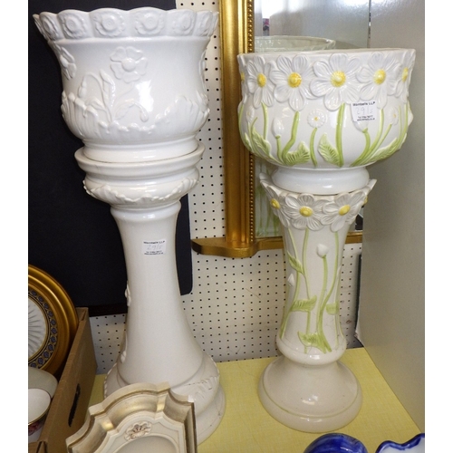 29 - A large qty of misc ceramics to inc jardinières on stands, misc plates etc (5)