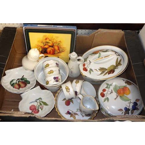 31 - A large qty of misc ceramics and collectables to inc Worcester table ware, casserole pots etc (4)